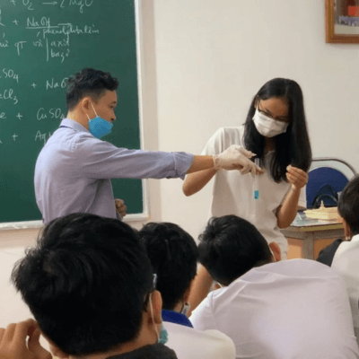 Thầy Nguyễn Mạnh Cường hướng dẫn học sinh làm thí nghiệm Hóa học