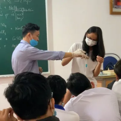 Thầy Nguyễn Mạnh Cường hướng dẫn học sinh làm thí nghiệm Hóa học